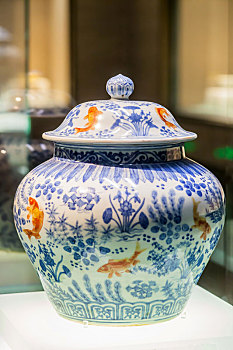 首都博物馆珍藏的青花红彩鱼藻纹盖罐明代嘉靖