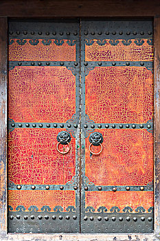 红色的门木门中式门锁