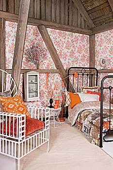 白色,金属,椅子,橙色,垫子,黑色,床,半木结构,墙壁,壁纸