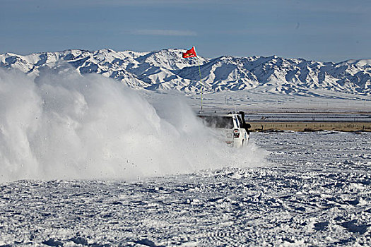 雪地汽车漂移