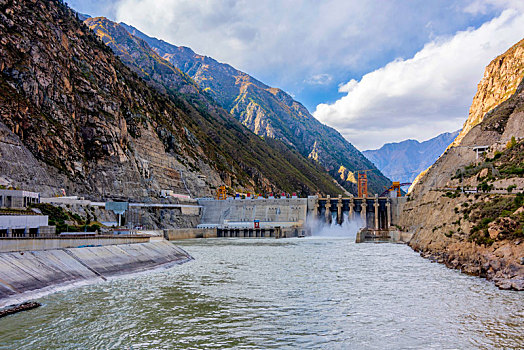 中国西藏山南市雅鲁藏布江峡谷藏木水电站