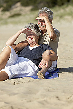 坐,海滩,老年,夫妻,沙子,微笑,相爱,愉悦,搂抱,养老金,退休,人,两个,老,老人,情侣,一对,退休老人,休闲服,夏天,赤足,倚靠,拿着,接触,高兴