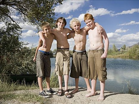 四个男孩,玩,湖