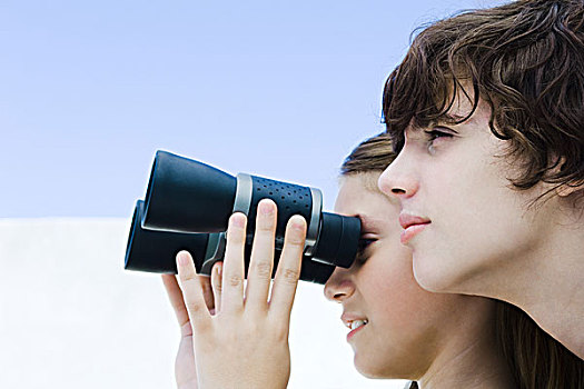 女童,看别处,双筒望远镜,兄弟,侧面