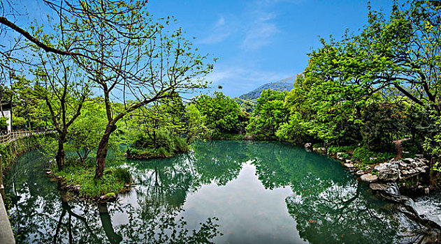 杭州灵隐寺院旁的小湖