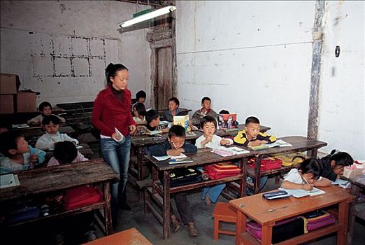 一所典型的中国地方小学老师在上课