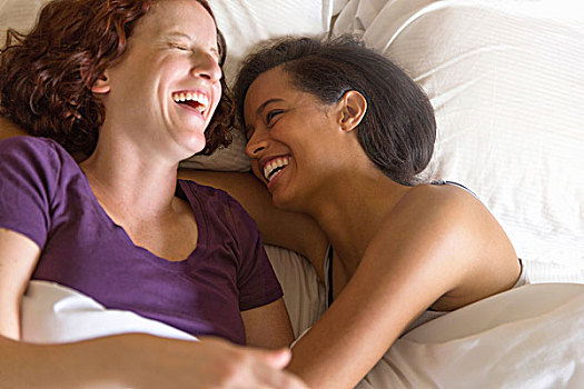 俯拍,女同性恋伴侣,卧,床上,搂抱,笑