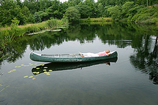 男人,卧,独木舟,水塘,俯视图