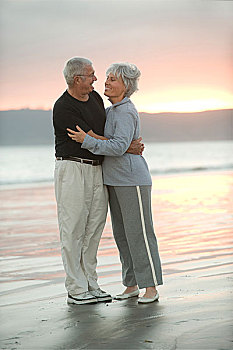 老年,夫妻,搂抱,海滩,黄昏