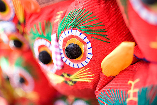 北京春节庙会上卖的民间工艺品虎枕头