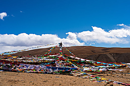 西藏阿里的蓝天白云