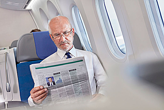 商务人士,读报,飞机