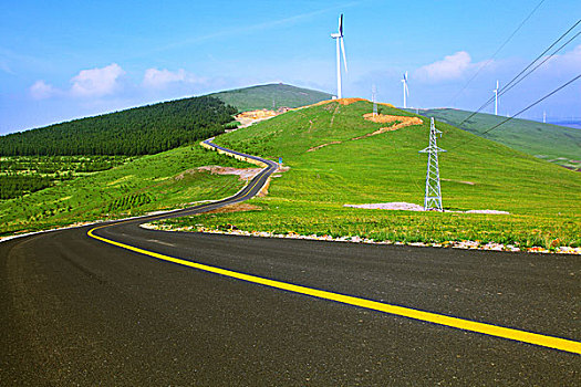 柏油路穿过草原