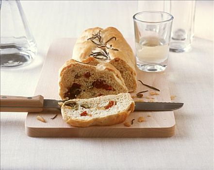 西红柿,橄榄面包,木板,刀