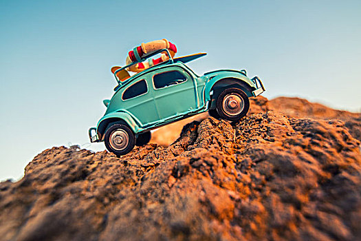 休闲旅行概念,海边的模型小车