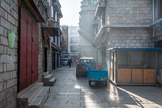 拉萨藏族建筑居民区小巷石板路上有汽车