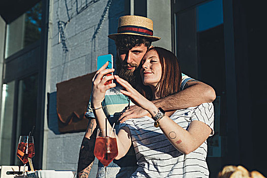 情侣,智能手机,街边咖啡厅