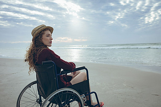 女人,坐,轮椅,海滩
