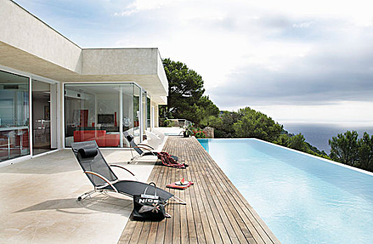 现代,度假屋,屋顶平台,沙滩椅,木质露台,靠近,无限,游泳池