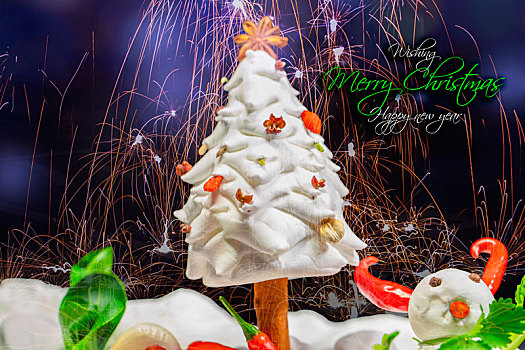 用食材制作的耶诞贺卡,有雪人和耶诞树
