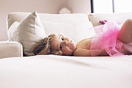 小女孩,躺下,沙发,芭蕾舞短裙