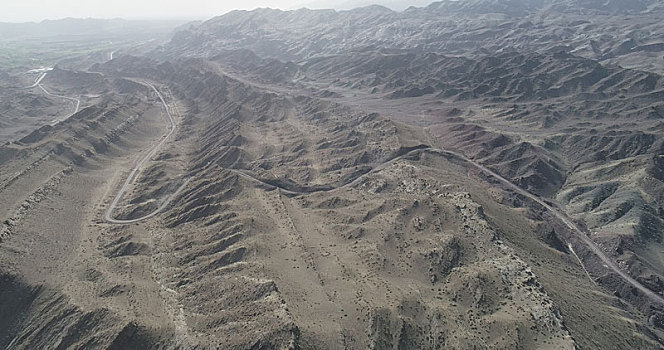 新疆哈密,航拍天山山区的地质构造与山区公路