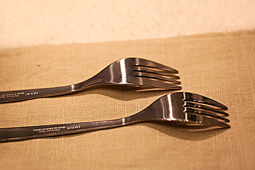 两把整齐的金属餐具叉子