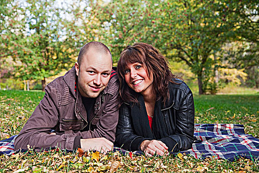 年轻,新婚夫妇,公园,一起,艾伯塔省,加拿大