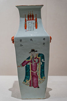 四川德阳博物馆藏清代粉彩四方形人物瓷瓶