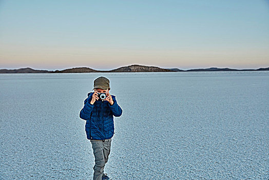 男孩,站立,盐滩,看穿,相机,盐湖,乌尤尼盐沼,玻利维亚,南美