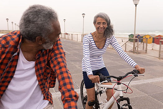 老年,夫妻,自行车,互相看,散步场所