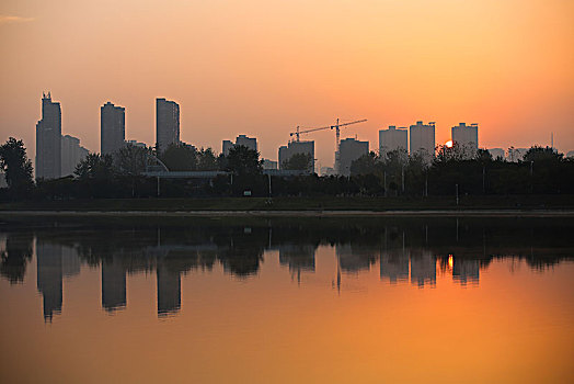 日出时的都市河畔