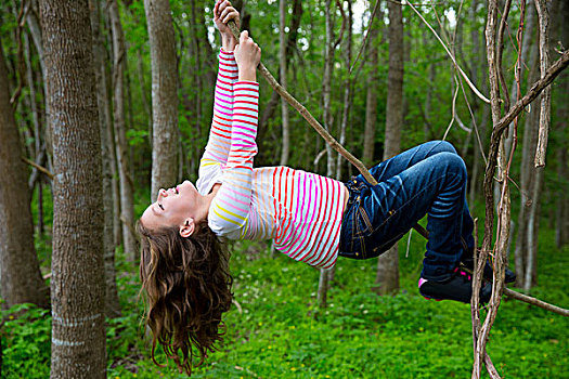 孩子,女孩,玩,悬挂,攀登,藤蔓植物,丛林,树林,公园,户外