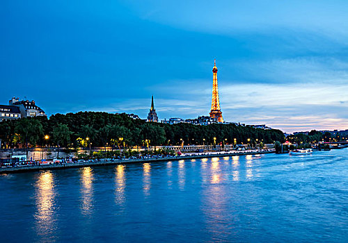 法国巴黎塞纳河畔夜景