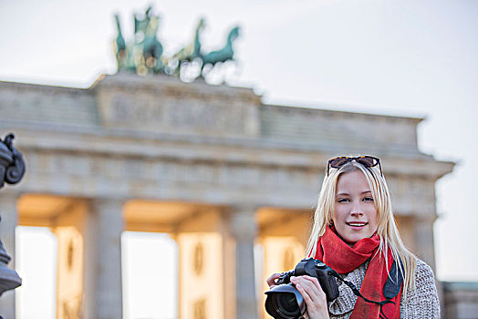 漂亮,金发女郎,照相,正面,勃兰登堡门,柏林,看镜头