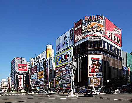 日本北海道札幌最繁华的街区,薄野,这里酒吧,拉面店云集