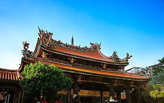 台湾台北著名的寺庙,百年历史的龙山寺,传统的中国式庙宇建筑