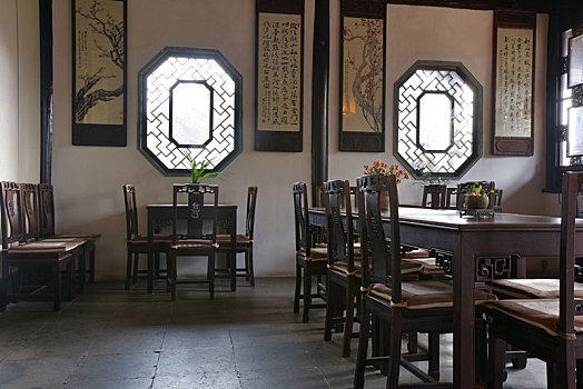 苏州狮子林公园的中式传统桌椅