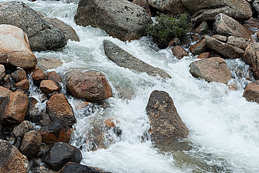 四川甘孜稻城石头山溪水