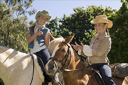两个女孩,骑马