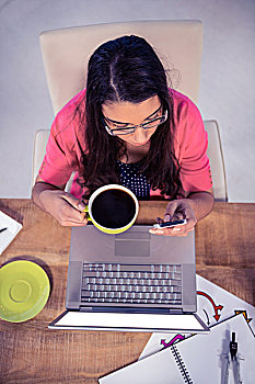 俯视,职业女性,电话,拿着,咖啡杯,书桌,创意,办公室