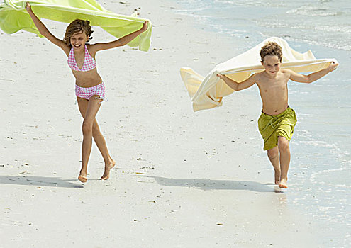 两个孩子,跑,海滩,拿着,向上,毛巾,风