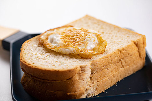 面包鸡蛋营养早餐