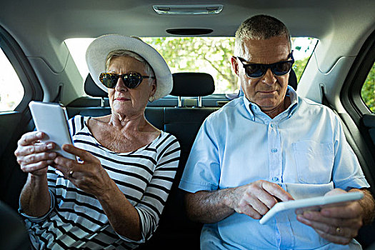 老年,夫妻,科技,汽车,坐