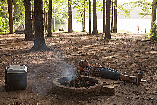 男人,躺下,靠近,营火,树林,阿肯色州,美国