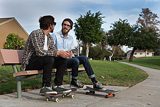 两个,男青年,玩滑板,交谈,郊区,长椅