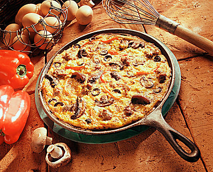 蔬菜烘煎蛋,香肠,蘑菇,红柿子椒,乌榄