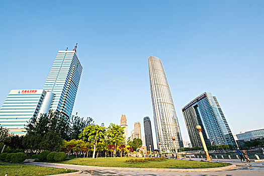 休闲广场和现代感的摩天大楼