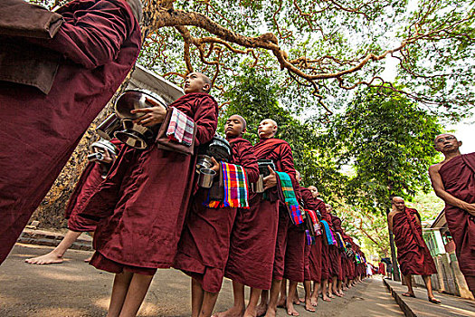 缅甸,曼德勒,新信徒,僧侣,等待,午餐,画廊