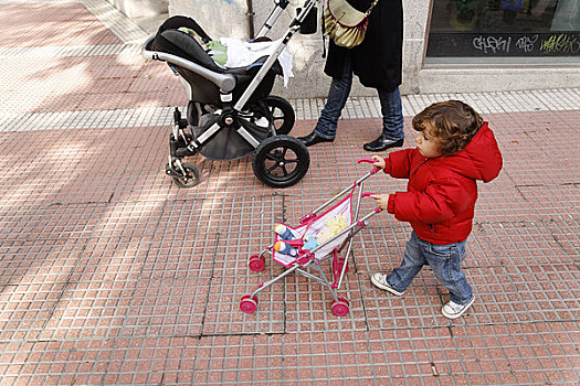 小女孩,走,母亲,推,玩具,婴儿车,马德里,西班牙